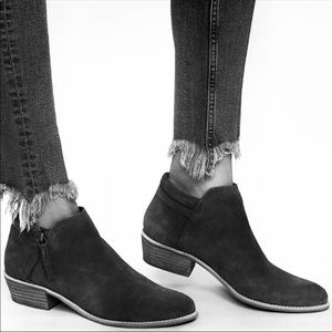 6.5 Steve Madden Tobi Suede Zip Ankle Boot…